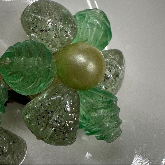 Vintage W. Germany Green and white lucite  Floral Clip-On Earrings - Picture 5 of 9